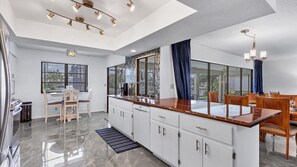 Casa, varias camas, acceso a la piscina (ECC2310) | Restauración