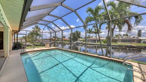 Una piscina cubierta, una piscina al aire libre