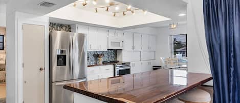 Hus - flere senge - adgang til pool (ECC2310) | Privat køkken | Køleskab, mikrobølgeovn, ovn, kogeplade