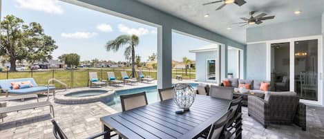 屋外ダイニングエリア