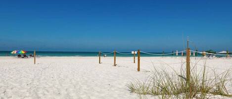 Una spiaggia nelle vicinanze