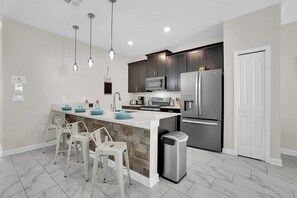 Casa, várias camas, acesso à piscina (CGD1128) | Cozinha privada | Geladeira, micro-ondas, fogão, cooktop