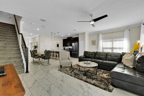 Casa, várias camas, acesso à piscina (CGD1128) | Área de estar