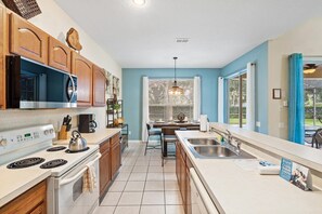 Casa, varias camas, acceso a la alberca (CW7719) | Cocina privada | Refrigerador, microondas, horno y parrilla de estufa 