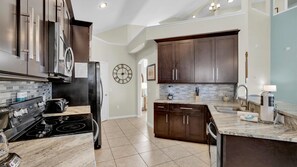 Casa, varias camas, acceso a la alberca (FP8176) | Cocina privada | Refrigerador, microondas, horno y parrilla de estufa 
