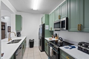 Condo, Multiple Beds, Balcony (CW7654-104) | Private kitchen