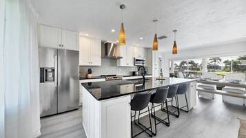 Rumah, Beberapa Tempat Tidur, akses ke kolam renang (KLD1521) | Dapur pribadi | Lemari es, microwave, oven, dan kompor