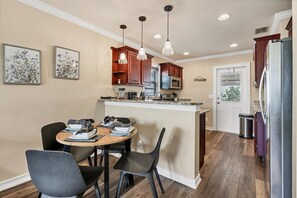 獨棟房屋, 2 張加大雙人床, 庭院, 城市景觀 (WOA608) | 私人廚房 | 電冰箱、微波爐、烤箱、爐台