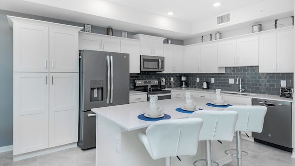 Condo, nhiều giường, có thể sử dụng hồ bơi (PXC3151-102) | Bếp riêng | Tủ lạnh, lò vi sóng, lò nướng, bếp nấu