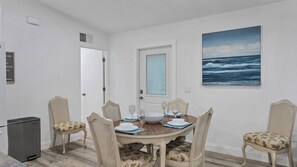 Casa, varias camas, patio, vista al océano (NVS2400) | Restaurantes