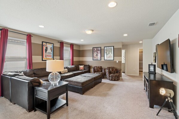 Talo, useita sänkyjä, pääsy uima-altaalle (ROM2104) | Oleskelualue | Takka