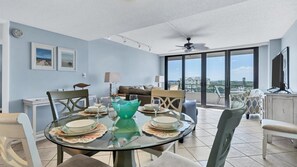 Condo, varias camas, balcón, vista al océano (ANC707) | Área de sala de estar