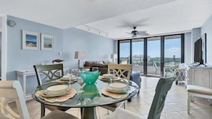 Condo, varias camas, balcón, vista al océano (ANC707) | Área de sala de estar