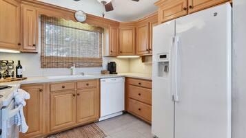 House, Multiple Beds, Kitchen, Garden View (PAV1944) | Private kitchen | Fridge, microwave, oven, stovetop