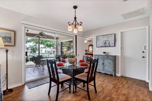 Hus, flere senger, kjøkken, hageutsikt (PAV1944) | Spiseområde