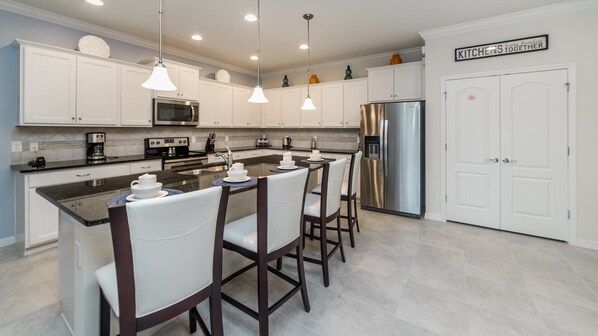 Talo, useita sänkyjä, pääsy uima-altaalle (MCD8802) | Yksityinen keittiö | Jääkaappi, mikroaaltouuni, uuni, liesi