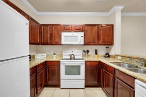 Appart'hôtel, plusieurs lits, bain à remous (TSW8010-3308) | Cuisine privée | Réfrigérateur, micro-ondes, four, plaque de cuisson