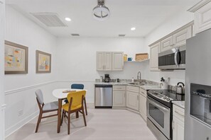 公寓, 1 张大床和 1 张沙发床, 露台, 城市景观 (TAY307-B) | 私人厨房 | 冰箱、微波炉、烤箱、炉灶