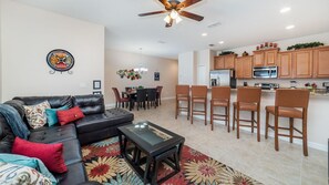 บ้านพัก, หลายเตียง, ใช้สระว่ายน้ำได้ (MAP8968) | บริเวณนั่งเล่น | เตาผิง