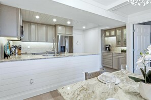 Lejlighed - flere senge - balkon - havudsigt (ANC307) | Privat køkken | Køleskab, mikrobølgeovn, ovn, kogeplade