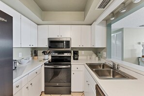 Apartment, Mehrere Betten, Balkon, Meerblick (ANC-PH8) | Eigene Küche | Kühlschrank, Mikrowelle, Ofen, Herdplatte