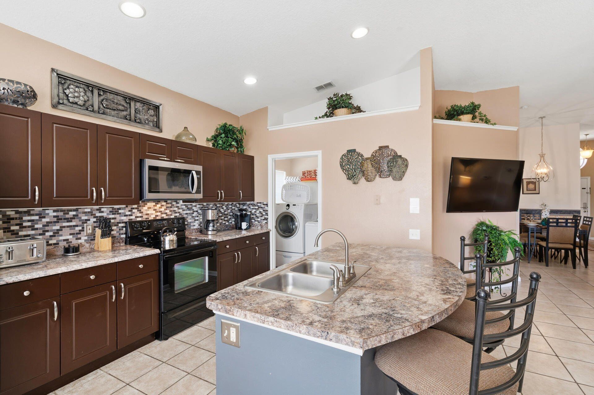 House, Multiple Beds, Pool Access (FP8157) | Private kitchen | Fridge, microwave, oven, stovetop