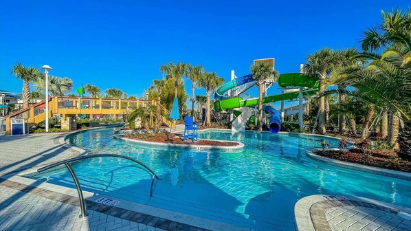 Una piscina cubierta, una piscina al aire libre