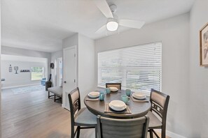 Casa, varias camas, patio (PD815) | Restaurantes