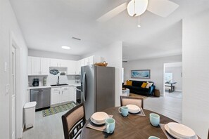 獨棟房屋, 多張床, 庭院 (PD815) | 私人廚房 | 電冰箱、微波爐、烤箱、爐台