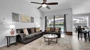 Casa, várias camas, acesso à piscina (WP2216) | Área de estar