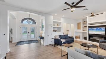 House, Multiple Beds, Pool Access (FPC228) | Living area