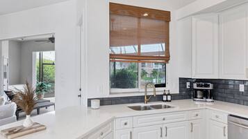 Rumah, Beberapa Tempat Tidur, akses ke kolam renang (FPC228) | Dapur pribadi | Lemari es, microwave, oven, dan kompor