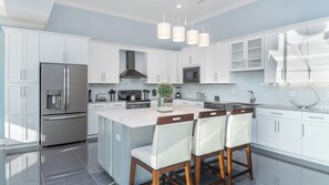 Condo, nhiều giường, có thể sử dụng hồ bơi (CTD4751-401) | Bếp riêng | Tủ lạnh, lò vi sóng, lò nướng, bếp nấu