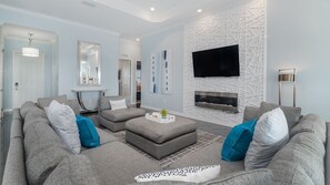 Condo, nhiều giường, có thể sử dụng hồ bơi (CTD4751-401) | Khu phòng khách | Lò sưởi 