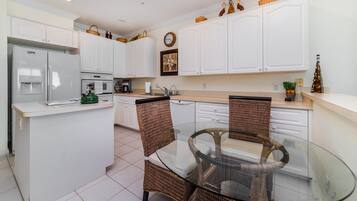 Villa, varias camas, acceso a la alberca (WA4410-508) | Cocina privada | Refrigerador, microondas, horno y parrilla de estufa