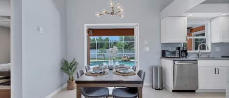 하우스, 침대(여러 개), 수영장 이용, 수영장 전망 (EBR7483) | 다이닝