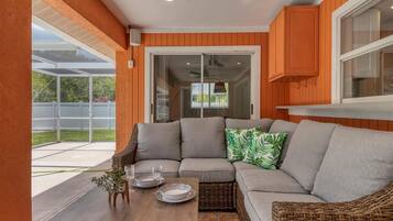 House, Multiple Beds, Pool Access, Pool View (EBR7483) | Interior
