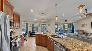 Casa, varias camas, acceso a la alberca (SAP9381) | Cocina privada | Refrigerador, microondas, horno y parrilla de estufa 