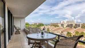Condo, varias camas, acceso a la alberca, vista al océano (ANC611) | Restaurante al aire libre