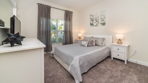 4 bedrooms, individually decorated, individually furnished, bed sheets - 9055 Dogleg Drive (Davenport)