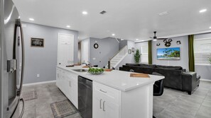 Casa, varias camas, acceso a la piscina (ADT8949) | Cocina privada | Frigorífico, microondas, horno y placa de cocina