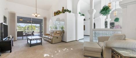 Casa, varias camas, acceso a la piscina, vistas a la ciudad (ELC854) | Zona de estar