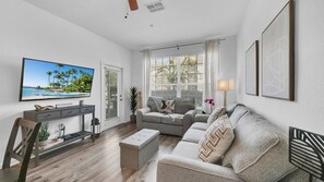 Condo, varias camas, acceso a la alberca (BF2303-102) | Área de sala de estar