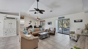 하우스, 침대(여러 개), 수영장 이용, 수영장 전망 (RHA15264) | 거실 공간