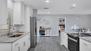 Casa, letti multipli, balcone, vista oceano (COB5638) | Cucina privata | Frigorifero, microonde, forno, piano cottura