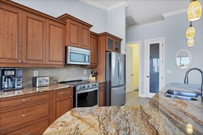 House, Berbilang Katil, Pool Access (ARC8138) | Dapur peribadi | Peti sejuk, ketuhar gelombang mikro, ketuhar, dapur 
