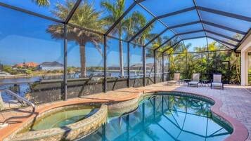 Kolam renang indoor dan kolam renang outdoor