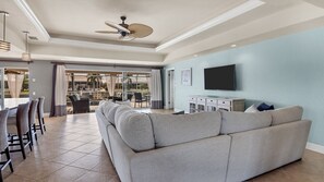 Casa, letti multipli, accesso alla piscina (NPL829) | Area soggiorno