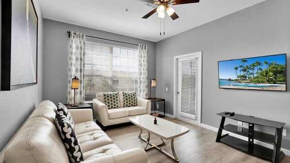 Condo, varias camas, acceso a la alberca (BF2301-301) | Área de sala de estar