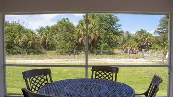 Kondominium, 2 Tempat Tidur Queen, balkon (CHD3583-C) | Tempat makan